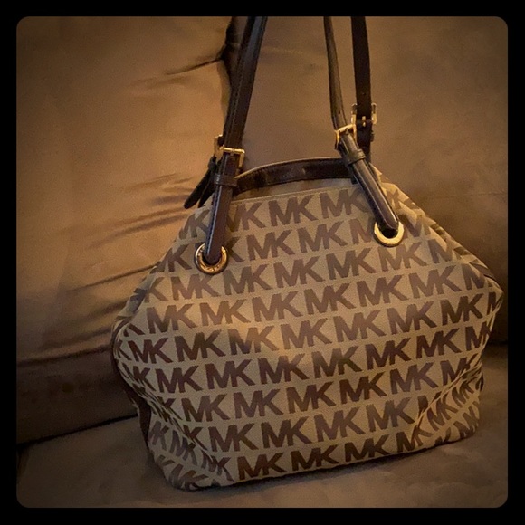 Michael Kors Handbags - Gently used Michael Kors Jet Set tote